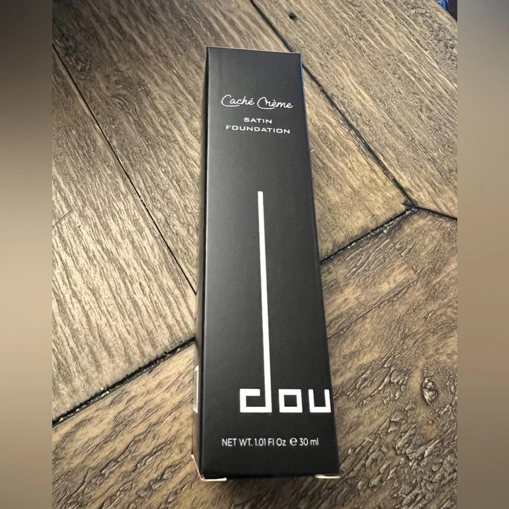 NEW DOUCCE Cache Creme Satin Foundation in Color YD11